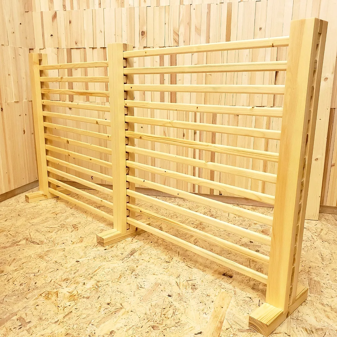 木製ペットフェンスを最大幅163cmに広げた状態