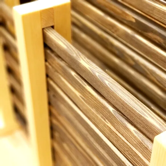 木製フェンスの無垢材 木目クローズアップ